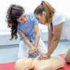 Formation RCP sur mannequin en classe.