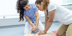 Formation RCP sur mannequin en classe.