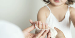 Enfant recevant un bandage sur la main.